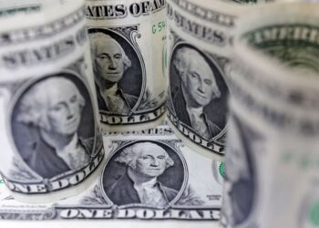 Dollar tests 32-year peak to yen; Aussie, kiwi rise on rate bets
