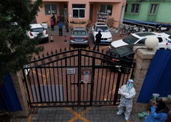 World shares rise, U.S. Treasury yields fall as markets await Fed minutes