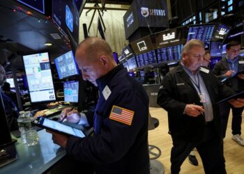Futures fall on growing fears of recession