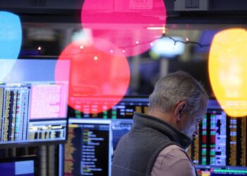 Wall St ends firmer, growth stocks lead in thin trading