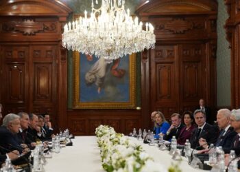 North America vows to strengthen economic ties, Mexico energy row rumbles on