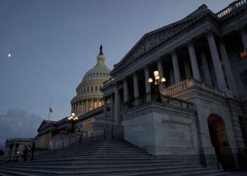 Bipartisan U.S. lawmakers preparing plan to avert debt-ceiling crisis