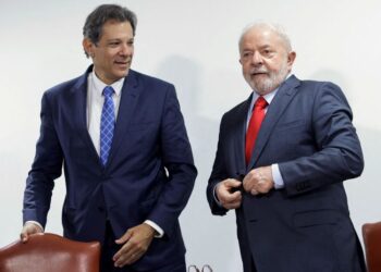 Brazil’s finance ministry to back minimum wage increase starting in May -sources