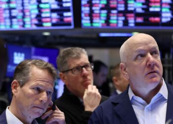 Futures fall as fears about hawkish Fed grow