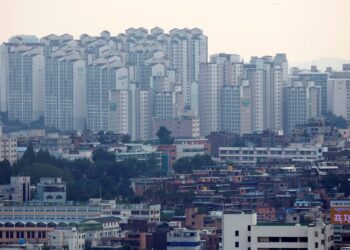 S.Korea’s household credit falls for first time in a decade