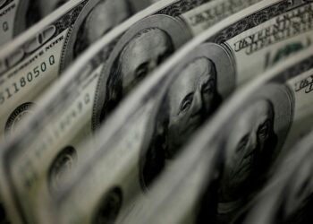 Dollar finds footing as banking crisis fears calm down
