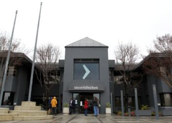 U.S. FDIC weighs backstop on bank auctions to attract smaller peers