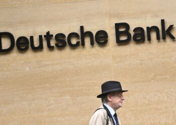 Deutsche Bank shares tumble, default insurance cost shoots up