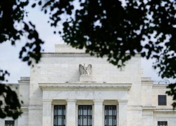Bank deposits edge up after record outflows, Fed data shows