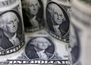 Dollar slips after earlier rally; China GDP beats estimates