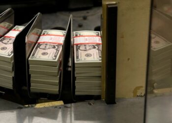 US bank deposits, loans ticked down in latest week -Fed data