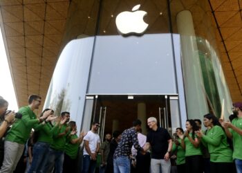 AI-generated chart toppers, Apple gets into savings, and Microsoft drops Twitter