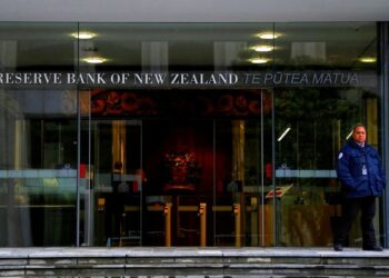 NZ central bank to hike by 25 bps, risk grows of higher peak for rates