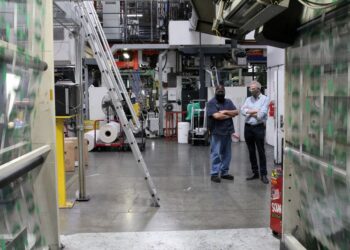 US businesses hoarding workers even as economy cools