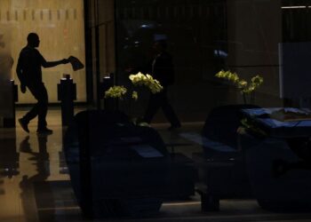 US bank credit contracts, loans drop in latest week: Fed data