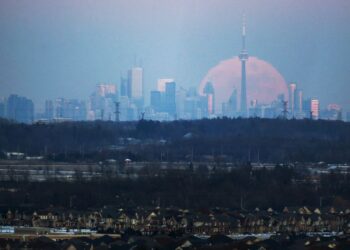 Canadian banks see dip in 30 year-plus mortgages, but risks remain