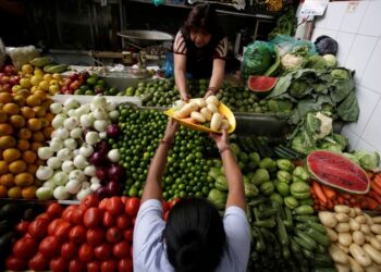 Mexico sees similar economic growth next year, more help for Pemex