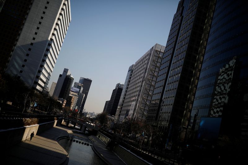 South Korea’s economic growth beats estimates, backing rate pause