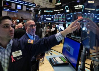 Stock investors see green light in falling Treasury yields