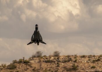 Anduril unveils Roadrunner, “a fighter jet weapon that lands like a Falcon 9”