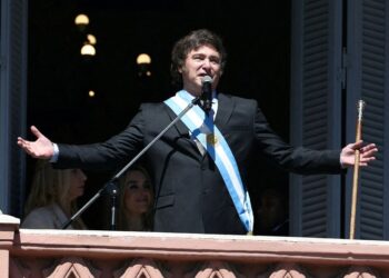 Argentina presidential decree met with market caution, public protests