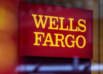 Wells Fargo warns of lower interest income in 2024, shares drop