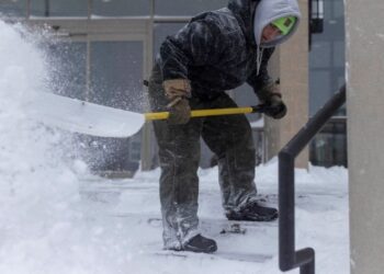 Blizzard strikes US Midwest, cancelling flights and disrupting presidential campaign