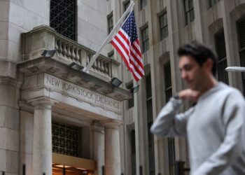 Futures higher, Berkshire Hathaway slashes Apple stake