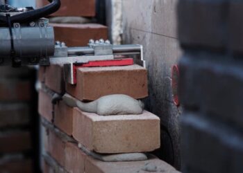 Dutch startup Monumental is using robots to lay bricks