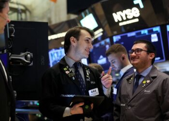Wall St see-saws after rally on AI boost, inflation relief
