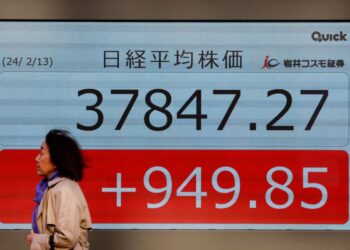 Stocks decline, US yields and dollar climb after inflation data