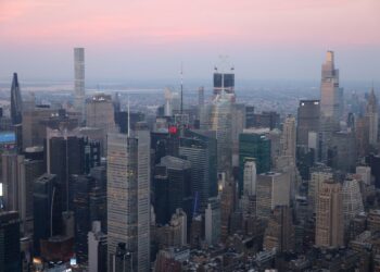 Analysis-Peak rates boost U.S. demand for riskier form of corporate debt