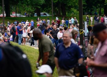 Strong US labor market underpins economy in first quarter