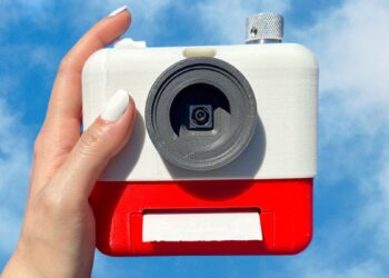 This camera trades pictures for AI poetry