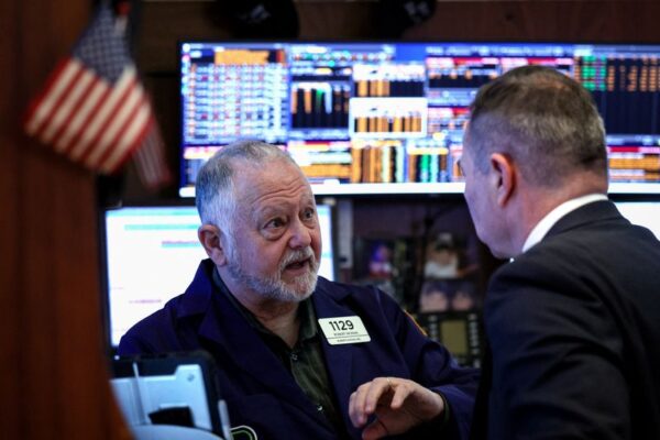 Wall St stocks end higher with major corporate earnings in view