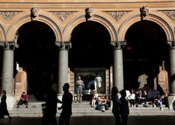 Australia to unveil decline in projected gross debt, sees lower peak in debt ratio