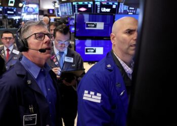 Wall Street stocks close slightly lower; jobs data strong but rates still high