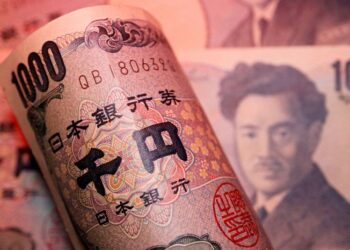 Yen rises as carry trades unwind, risk sentiment takes a hit