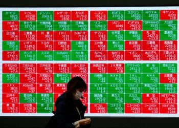 Stocks stumble on growth fears ahead of US payrolls