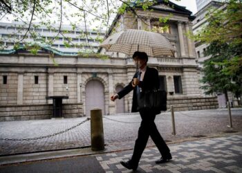 BOJ deputy governor plays down chance of near-term rate hike, yen slumps
