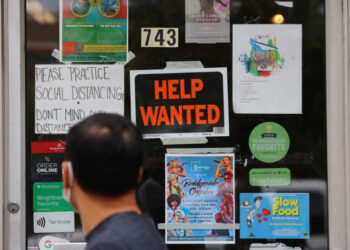 US weekly jobless claims drop calms market fears
