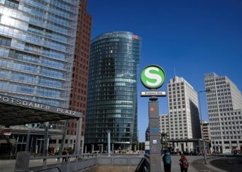 German government expects economy to shrink by 0.2% this year, Sueddeutsche reports