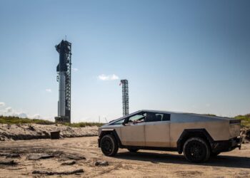 Tesla Cybertruck Hate-Love Dynamic Kicks Into Hyperdrive