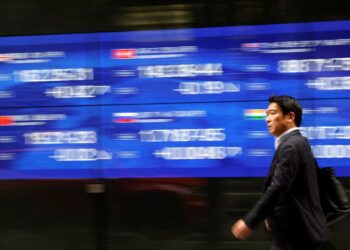 Asian stocks climb on Wall Street lead; yuan, euro sag