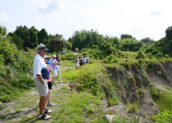 Two women fall off 50-foot cliff on a golf course on Christmas Eve, found next day