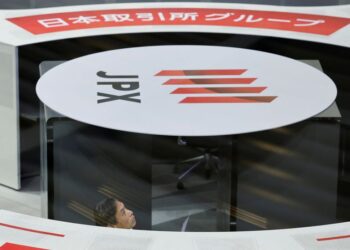 Foreigners turn net sellers of Japanese stocks, lock in 2024 gains