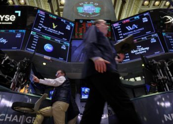 Futures lower; inflation data and bank earnings this week