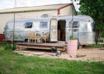 US farmers turn to Airbnb, corn mazes to outlast agricultural downturn