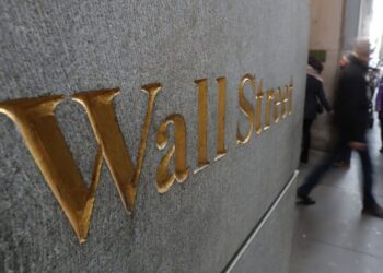 Wall St falls as declines in Walmart, Palantir hit risk sentiment