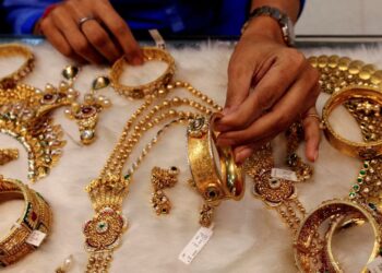 Gold edges higher as geopolitical and economic concerns linger